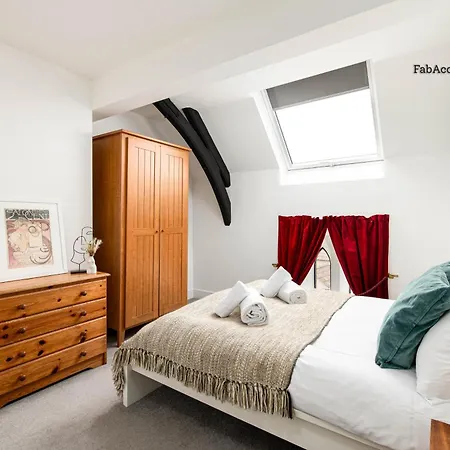 Unique Converted Church Flat-sleeps 4-parking-by Fabaccommodation *