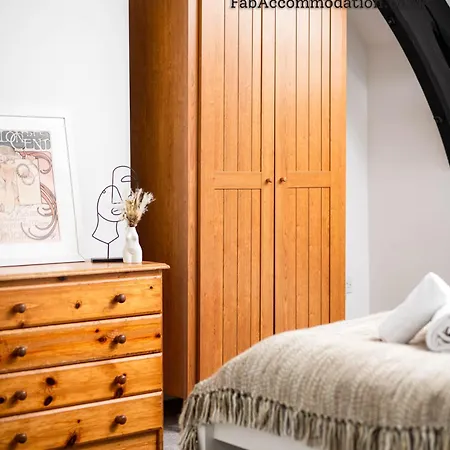 Unique Converted Church Flat-sleeps 4-parking-by Fabaccommodation Appartamento