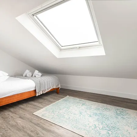 아파트 Unique Converted Church Flat-sleeps 4-parking-by Fabaccommodation