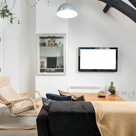 Unique Converted Church Flat-sleeps 4-parking-by Fabaccommodation 아파트 *