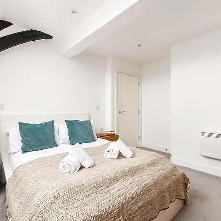 아파트 Unique Converted Church Flat-sleeps 4-parking-by Fabaccommodation 브리스틀