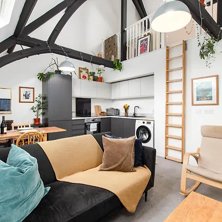 Unique Converted Church Flat-sleeps 4-parking-by Fabaccommodation Lägenhet