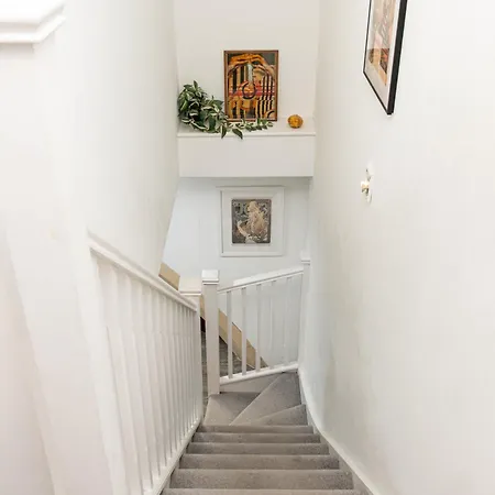Unique Converted Church Flat-sleeps 4-parking-by Fabaccommodation 브리스틀